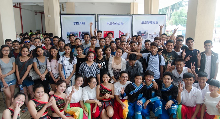 报告，我们来啦——尼泊尔留学生（图书馆 梁平摄影）.jpg