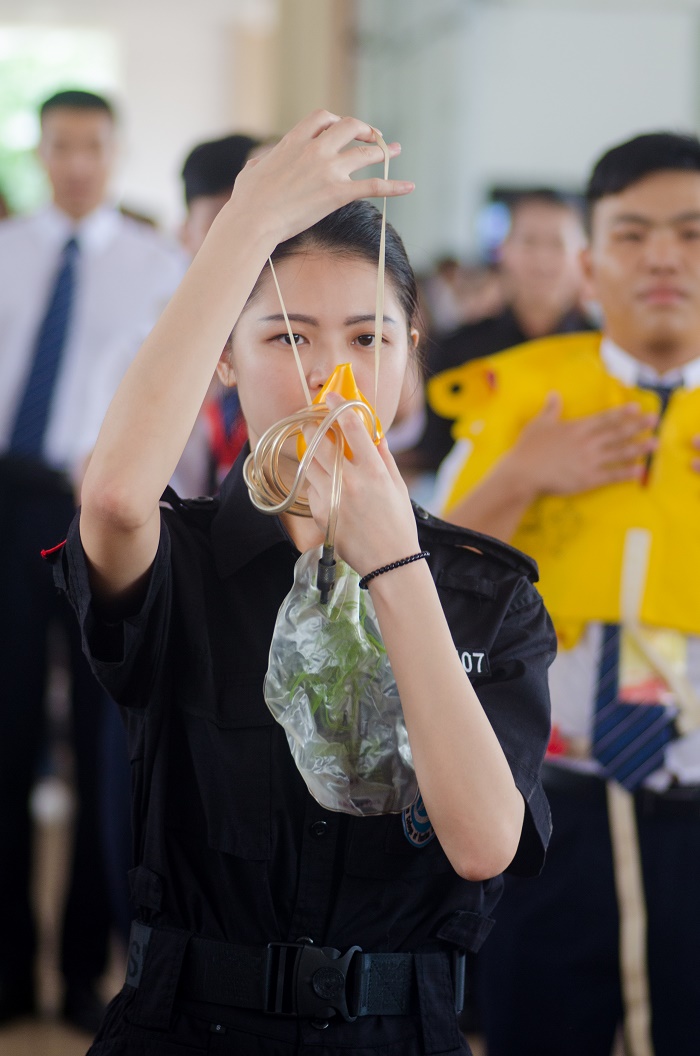 嗨，新生，机场安全操作跟我学（图书馆 梁平摄影）.jpg