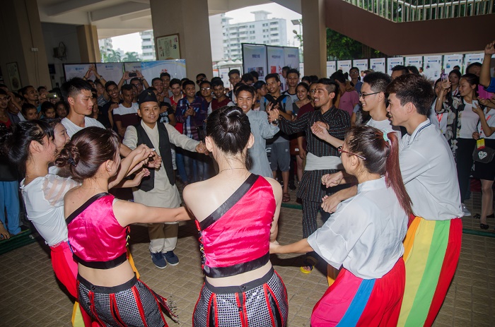 手拉手，学学尼泊尔民族舞（图书馆 梁平摄影）.jpg