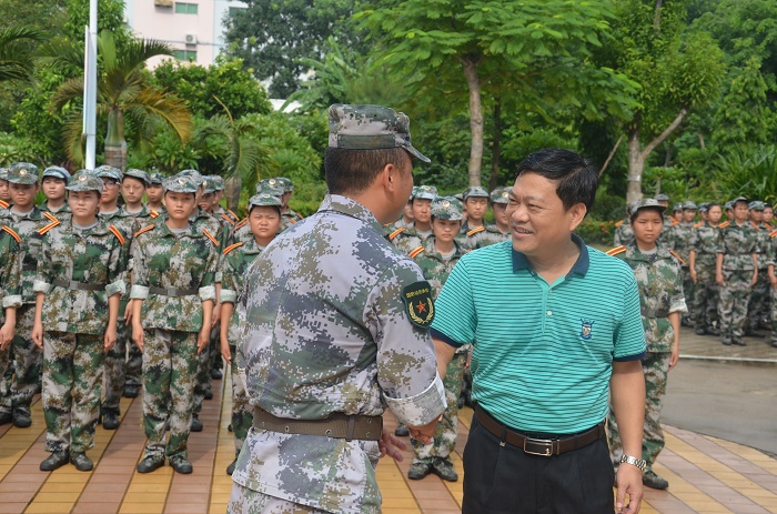 9月5日，党委书记王承庆对承训部队教官表示感谢（宣传部 邱丹丹摄影）.JPG