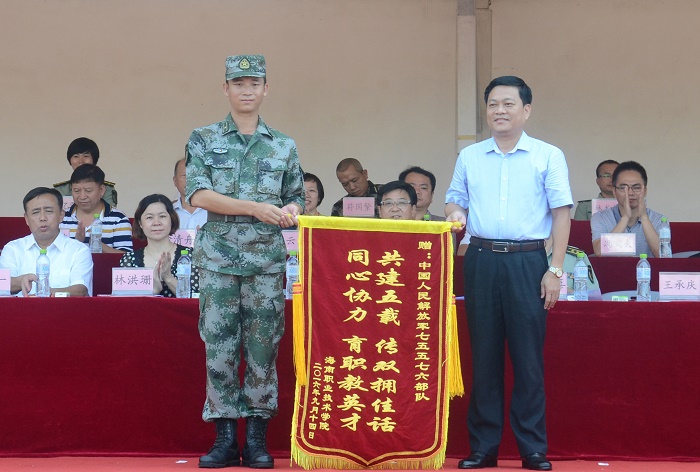9月14日，王承庆向中国人民解放军75576部队赠送锦旗（海职青年记者团 黄炳蔚摄影）.jpg
