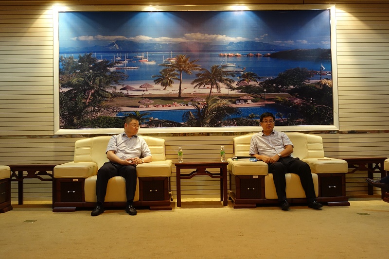 9月21日，王安兴向何思模介绍学校办学历程（党委宣传部 邱丹丹摄影）.JPG