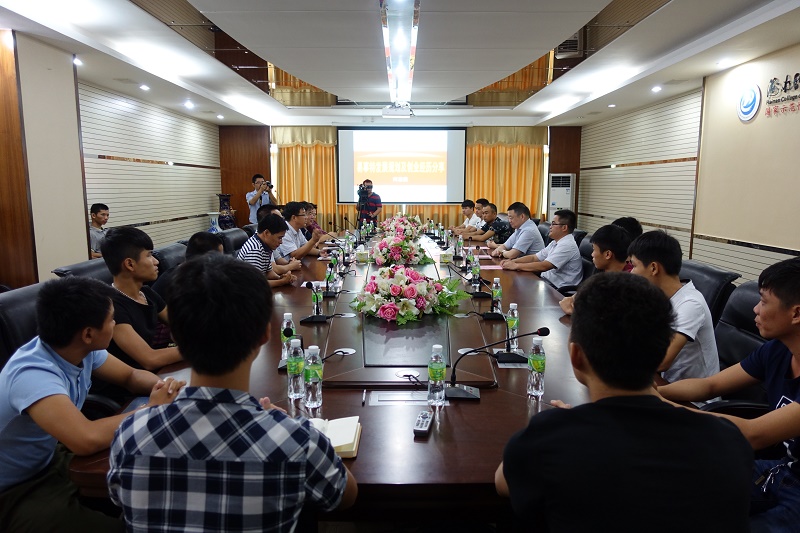 9月21日，何思模与师生分享易事特发展规划及创业历程（党委宣传部 邱丹丹摄影）.JPG