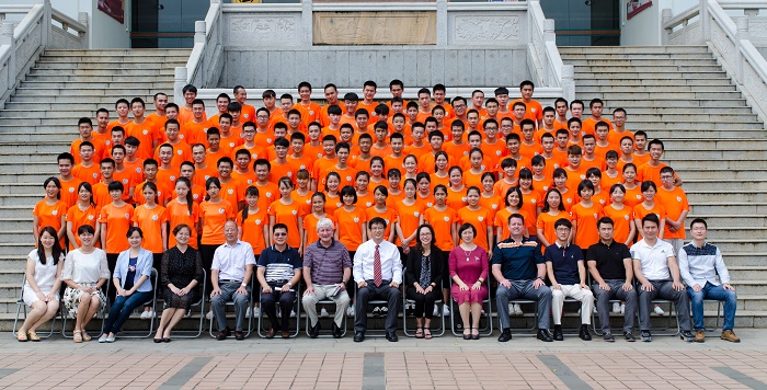 10月17日，领导嘉宾与学生合影留念（图书馆__梁平摄影）.jpg
