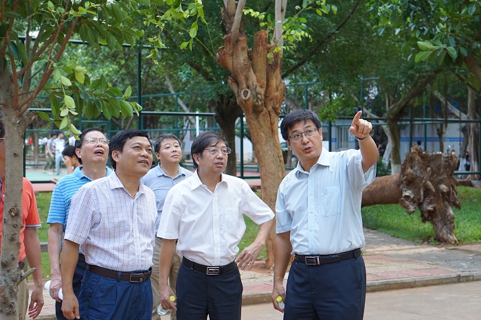 10月19日，教育厅副厅长黎岳南一行到校督查灾后工作（校长办公室 陈力摄影）.JPG
