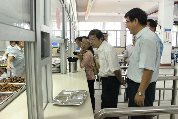 10月19日，黎岳南查看学生食堂饭菜情况（海职青年记者团 李菊霞摄影）.JPG