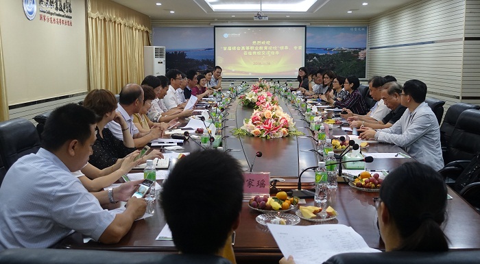 台湾高校代表团到我校教育交流访问座谈会现?。ǖ澄?邱丹丹摄影）.jpg
