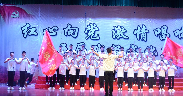 班级文化节决赛现?。êＶ扒嗄昙钦咄?黄炳蔚摄影）.jpg