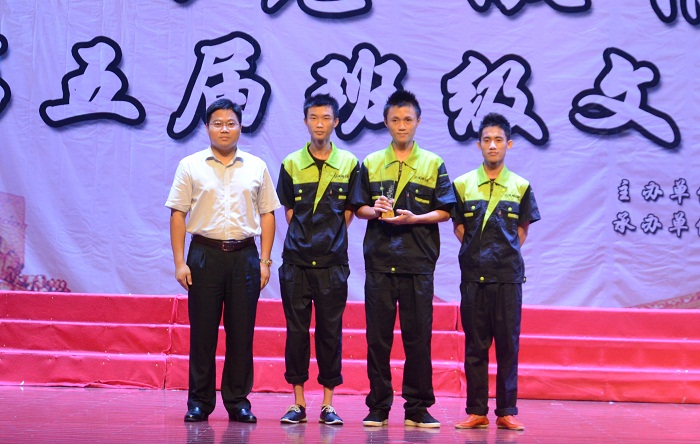 许昌斌为获得冠军班级颁奖（海职青年记者团 黄炳蔚摄影）.jpg