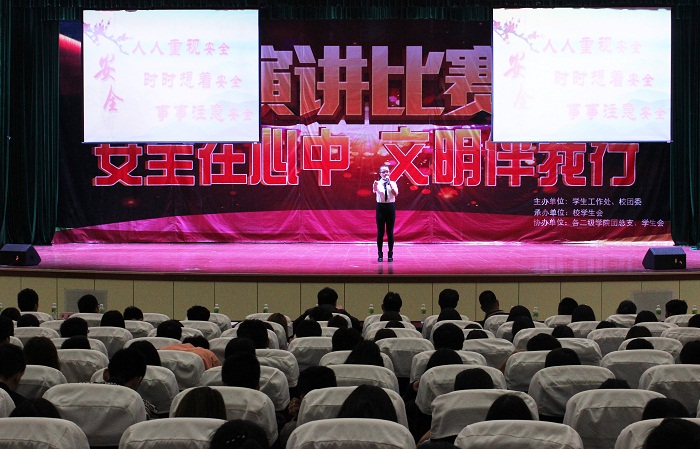 演讲比赛现?。êＶ扒嗄昙钦咄?黄炳蔚摄影）.jpg