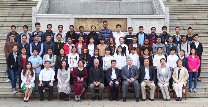 12月14日，出席交流会的领导嘉宾与学生合影留念（党委宣传部 邱丹丹摄影）.jpg