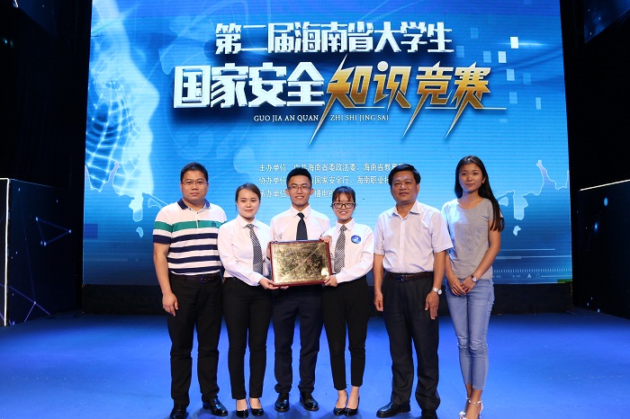 学校党委书记王承庆和领队、指导教师及参赛选手合影留念(海职青年记者团 李菊霞摄影）.JPG