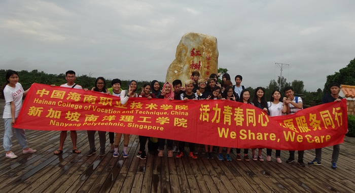 志愿者在东寨港红树林自然?；で嫌傲裟睿ㄍ馐虑任癜?韩烨摄影）.jpg