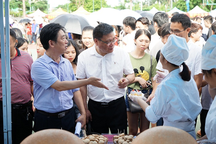 罗牛山股份有限公司教育总监林初（右）、副校长张龙庭（左）在现场参观（图书馆 梁平摄影）.jpg