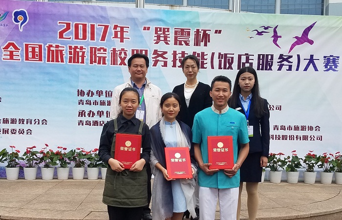 带队副院长陈升晖、指导教师罗晖与获奖同学合影留念（旅游学院提供）.jpg