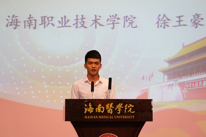2016级汽车服务与营销班徐王豪演讲现?。êＶ扒嗄昙钦咄?黎加奎摄影）.JPG