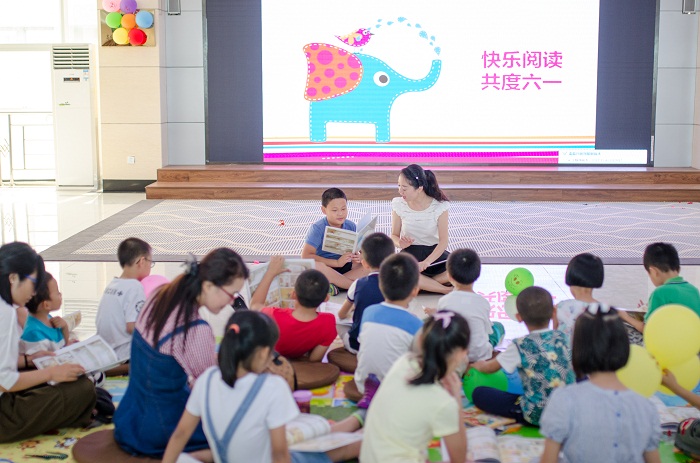 “快乐阅读、共度六一”教职工亲子绘本阅读活动现?。ㄍ际楣?梁平摄影）.jpg