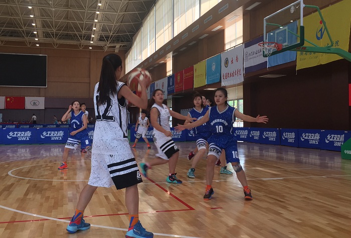 我校女子篮球队在第七届CCBA全国高等职业院校篮球联赛（南方赛区）比赛现?。ㄑぷ鞔μ峁?jpg
