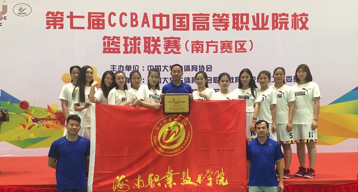 领队、教练员与全体队员赛后合影留念（学生工作处提供）.jpg