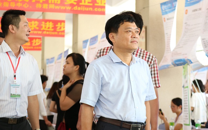 王承庆视察洽谈会现?。ǖ澄?袁媛摄影）.JPG