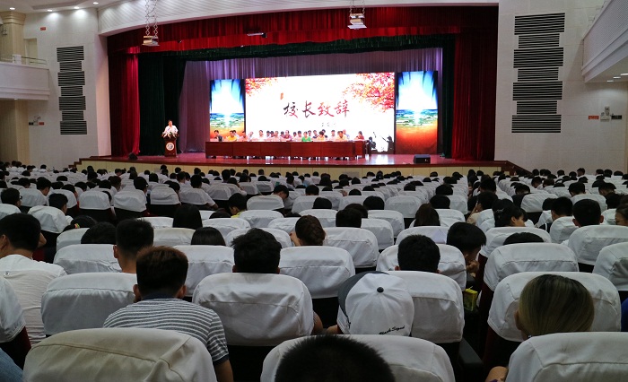 2017届毕业生毕业典礼现?。ǖ澄?袁媛摄影）.jpg