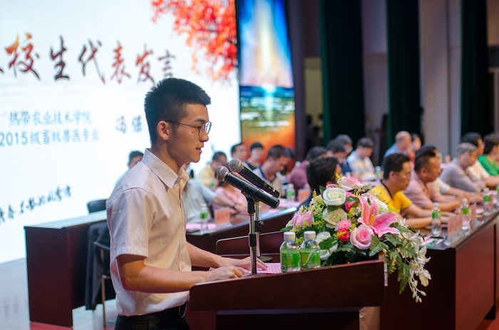 在校生代表冯?？捣⒀裕ㄍ际楣?梁平摄影）.jpg