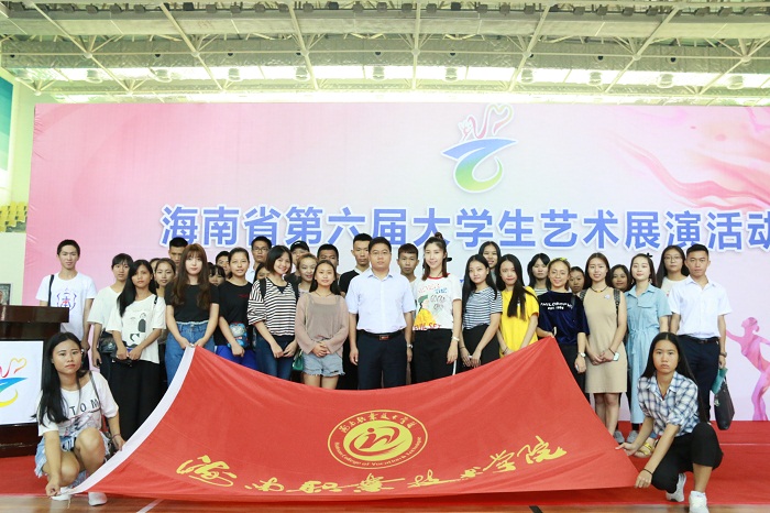 学校部分演员、工作人员合影（海职青年记者团 黎加奎 摄影）.JPG