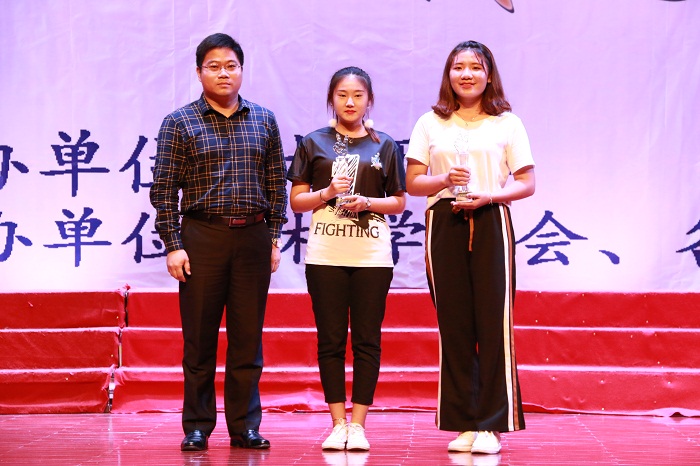 许昌斌为获得最佳班徽、最佳班服班级代表颁奖（海职青年记者团_许加波_摄影）.JPG
