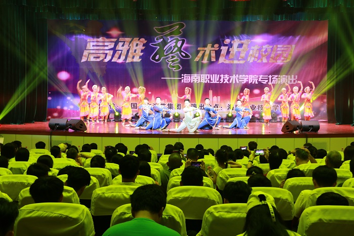 演出现?。êＶ扒嗄昙钦咄?王宝摄影）.JPG