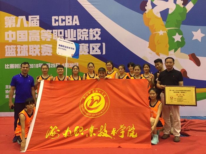 领队、教练员与全体队员赛后合影留念（学生工作处供图）.JPG