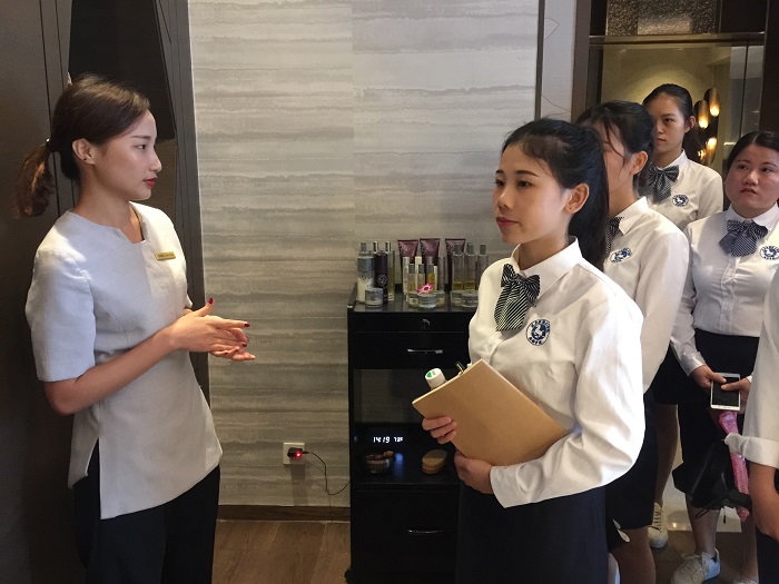 旅游学院师生参观?？诶鏊伎ǘ倬频辏糜窝г汗┩迹?jpg
