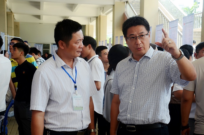 王安兴视察洽谈会现?。êＶ扒嗄昙钦咄?黎加奎摄影）.jpg