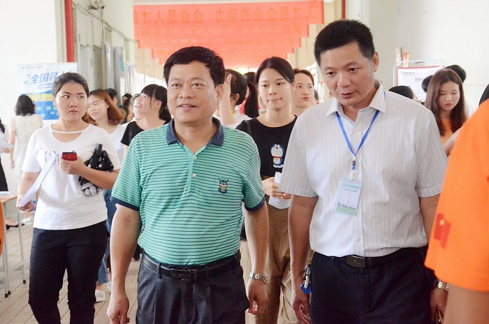 王承庆视察洽谈会现?。êＶ扒嗄昙钦咄?黎加奎摄影）.jpg