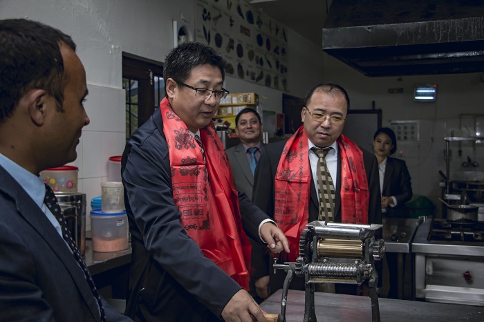 （海南职业技术学院校长王安兴参观尼泊尔GATE学院）.jpg