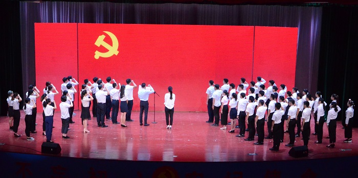 新党员宣誓现?。êＶ扒嗄昙钦咄?许家波摄影）.jpg